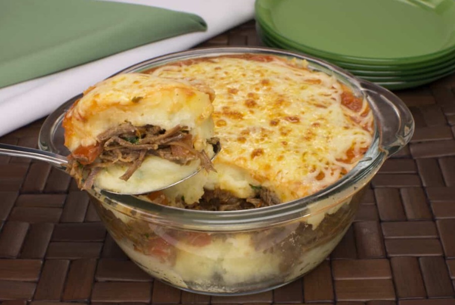 CEIA: Aprenda a fazer nhocão de travessa com costela desfiada