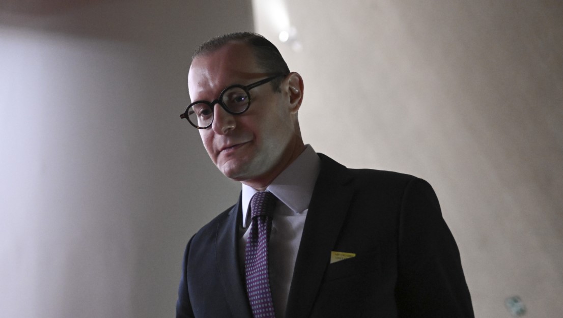 NÃO IDENTIFICADO: Vídeo mostra advogado de Lula sendo ameaçado em aeroporto