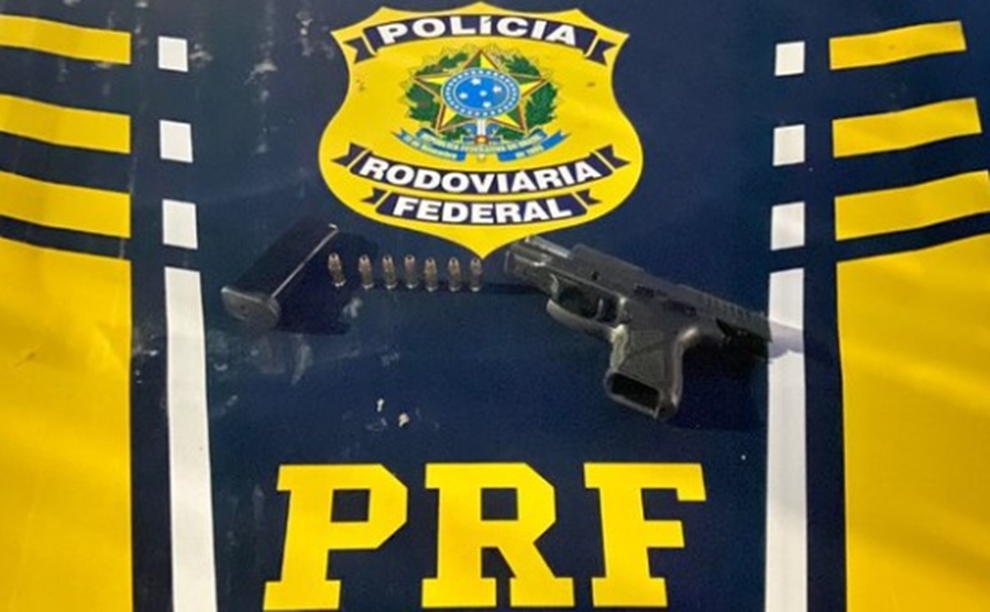 CHAMOU ATENÇÃO: Polícia aborda mulher em Hilux com 'vidros espelhados' e encontra arma de fogo