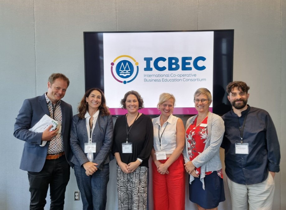 CANADÁ: FAVOO apresenta modelo educacional cooperativista em conferência internacional