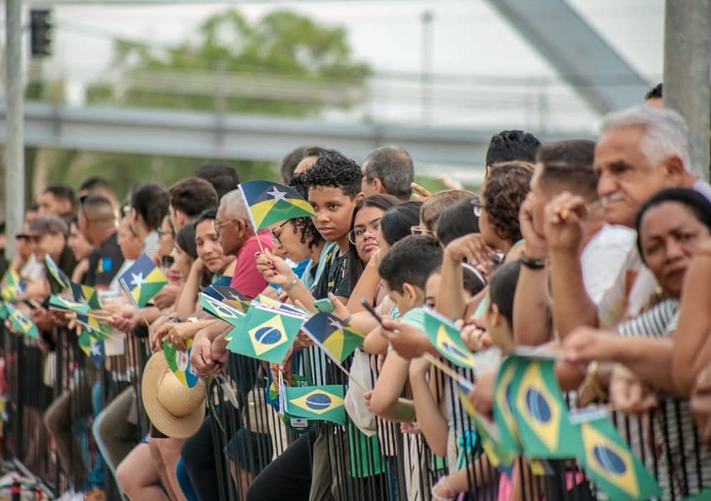 BEM BRASILEIRO: Rondoniaovivo mantem tradição de distribuição de bandeiras na desfile da Pátria