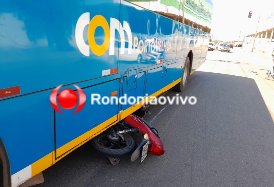 LIVRAMENTO: Moto vai parar embaixo de ônibus e condutor sofre lesões leves