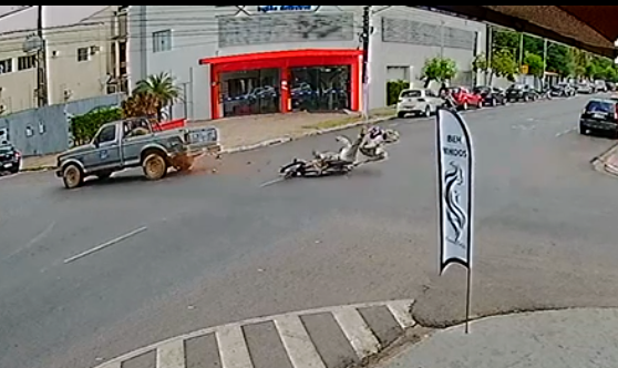 VEJA VÍDEO: Motorista de caminhonete avança cruzamento e causa grave acidente