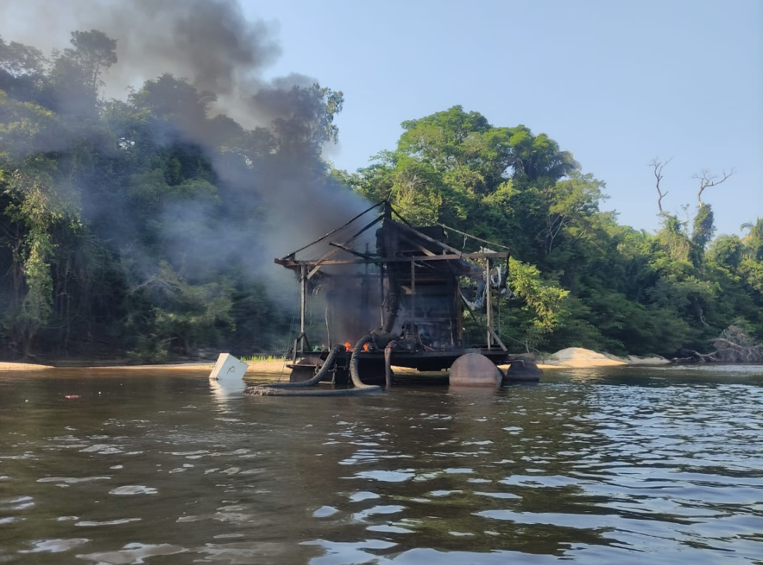 DUBIUM: PF e Ibama destroem balsas de garimpeiros em reserva e parque natural 