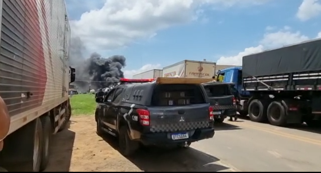 ASSISTA: Grupo antidemocrático é retirado na bala e com gás de pimenta na BR-364