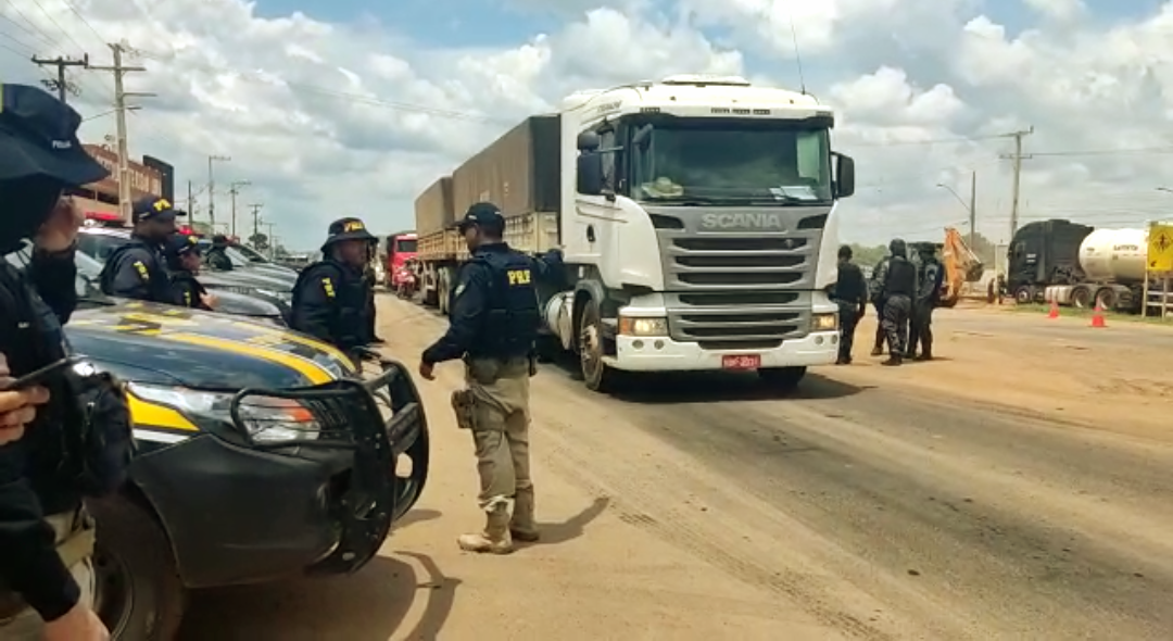BR-364: Após bala de borracha e gás de pimenta, trânsito é liberado em Ariquemes 