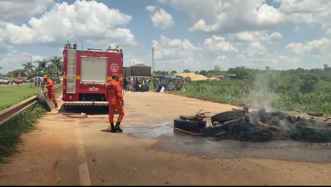 VÍDEO: Forças policiais desbloqueiam trecho de fechamento em Candeias 