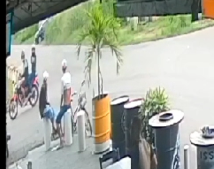 NO BAR: Dupla tentativa de homicídio a tiros foi filmada por câmera de monitoramento 