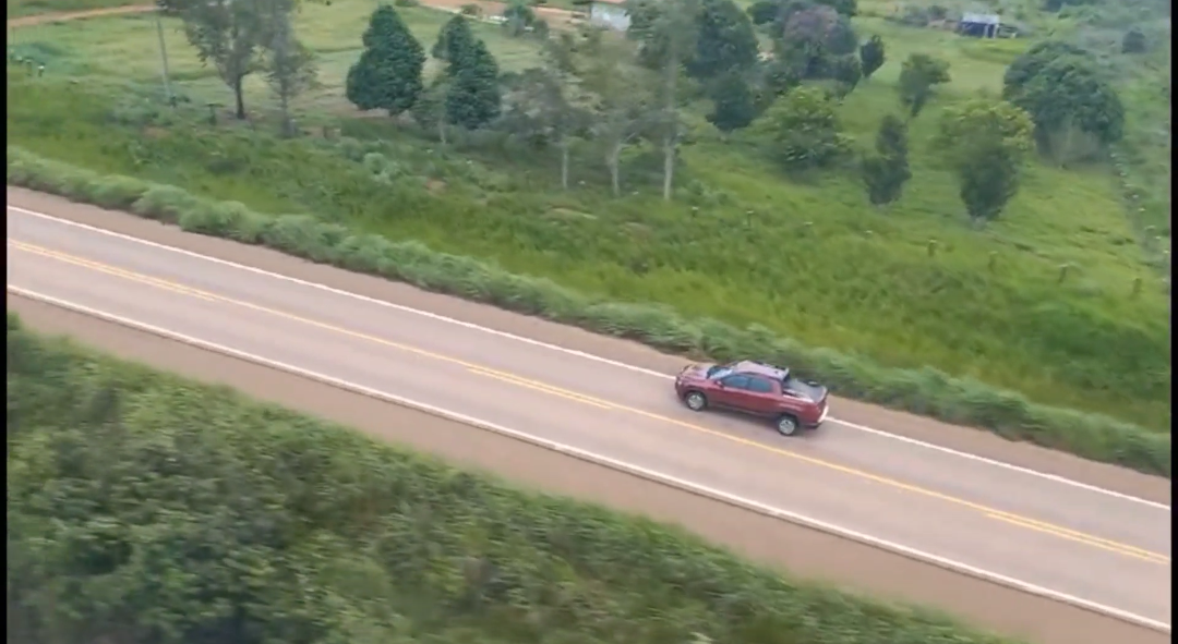 ATUALIZADA: Vídeo mostra helicóptero perseguindo Fiat Toro roubada na BR-364; criminoso foi preso