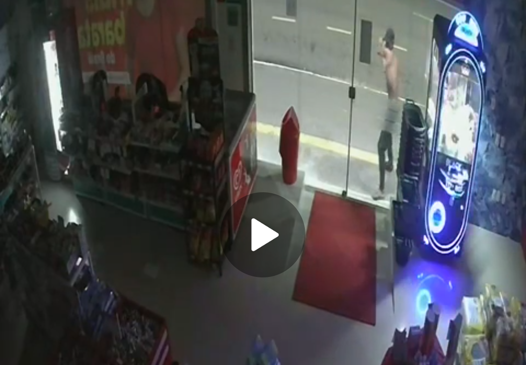 NA 7 DE SETEMBRO: Vídeo mostra casal bandido e comparsa quebrando porta de drogaria durante furto 