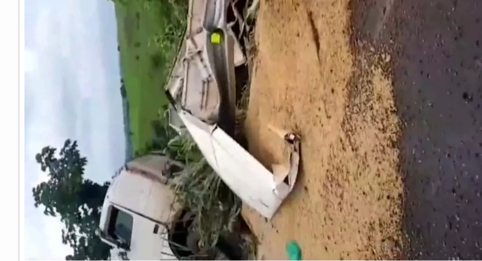 PERDEU O CONTROLE: Motorista fica ferido após carreta tombar na “Curva da Banana”