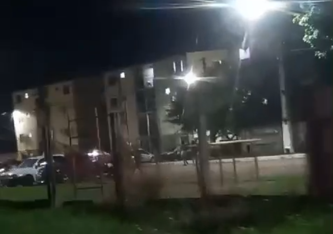 VÍDEO: Criminosos atiram contra motoboys durante manifestação em frente a condomínio 