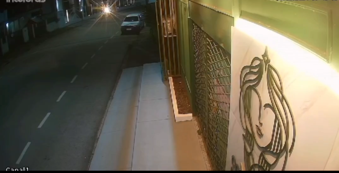 VÍDEO: Ladrão é flagrado fazendo arrastão em clínica de odontologia 