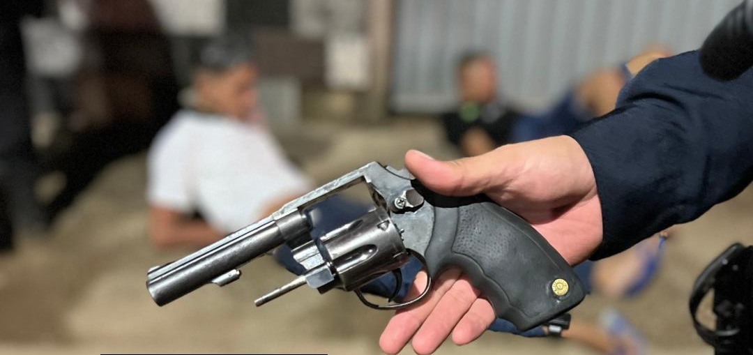 PORTO MADERO: Integrantes de grupo criminoso são flagrados com arma após saírem de condomínio 