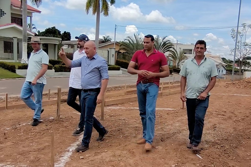 EZEQUIEL NEIVA: Deputado anuncia conclusão do estacionamento na região central de Colorado