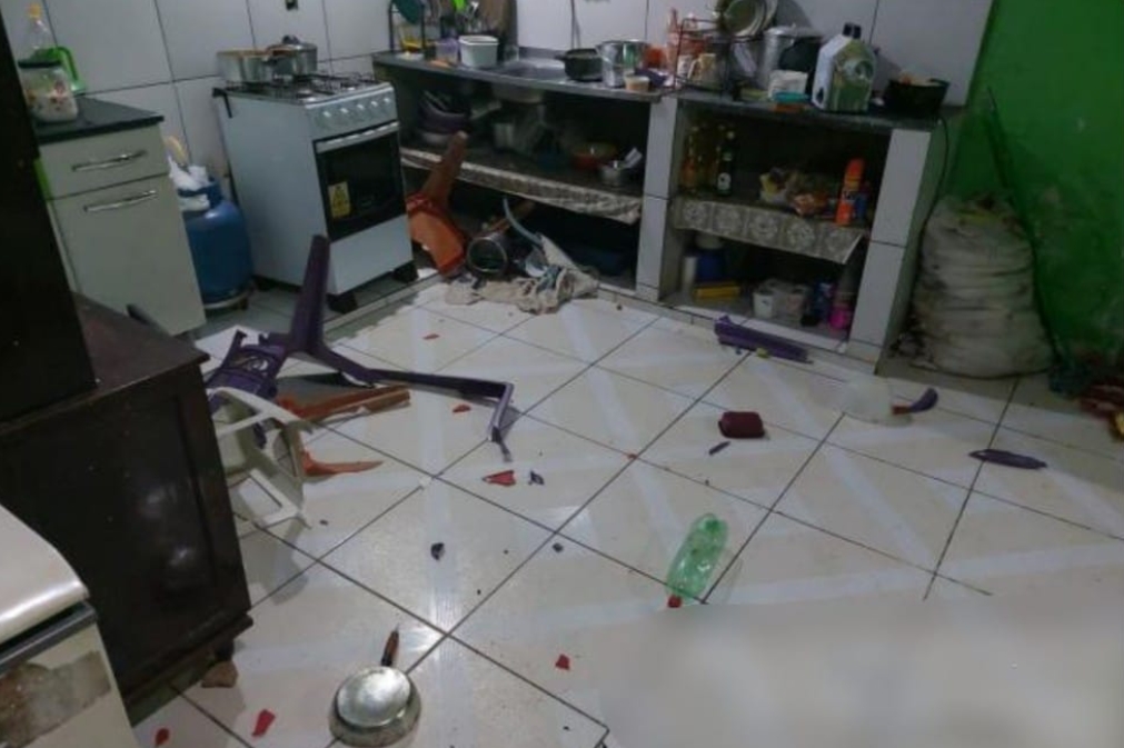 CHEGOU FURIOSO: Apenado é preso após espancar mulher e destruir tudo em casa