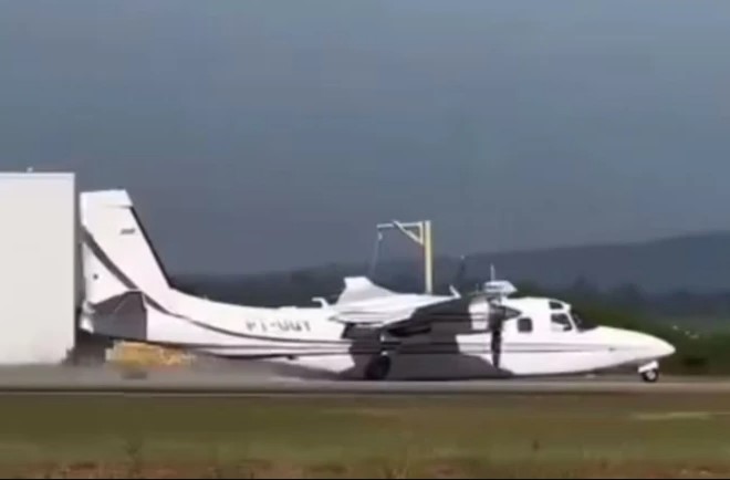 VÍDEO: Avião faz pouso de ‘barriga’ após apresentar problemas