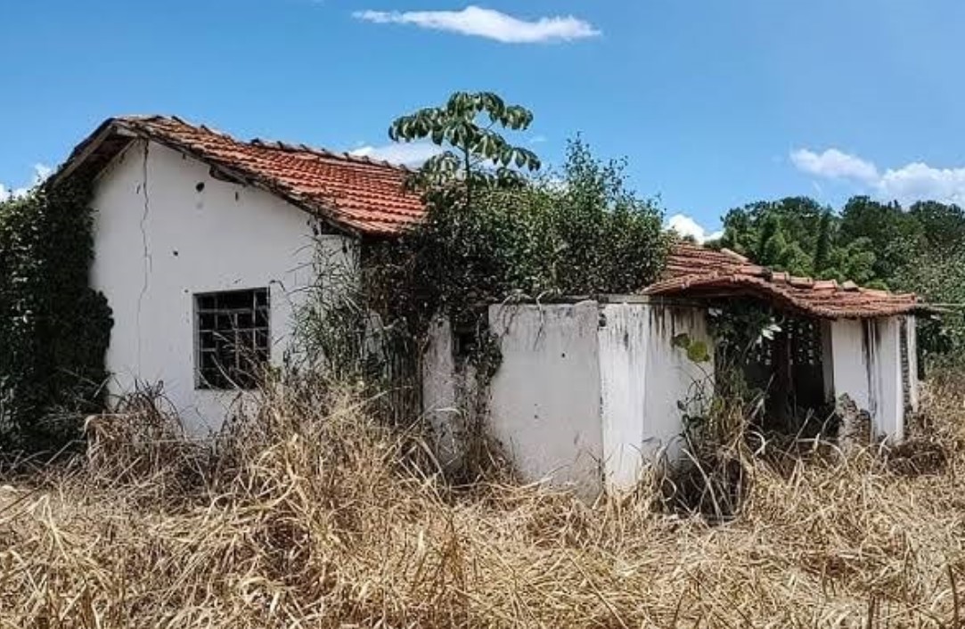 PERIGO: Mototaxista desvia trajeto e tenta abusar de passageira em casa abandonada