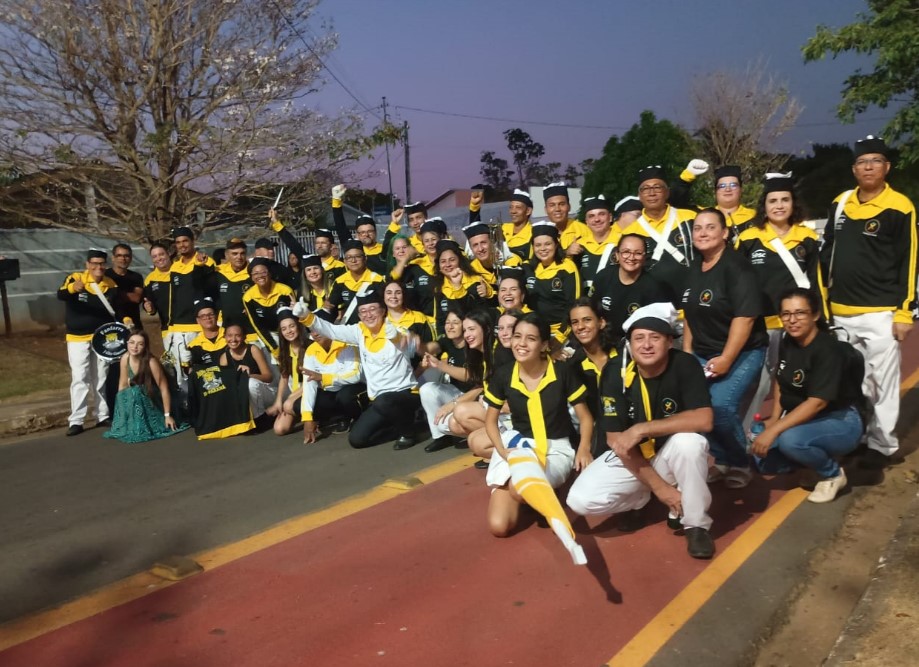 TRADIÇÃO: Fanfarra Júlio Guerra desfila com veteranos e empolga o público 