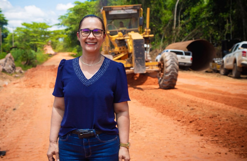 ROSANGELA DONADON: DER está realizando limpeza no distrito de Novo Plano a pedido da deputada