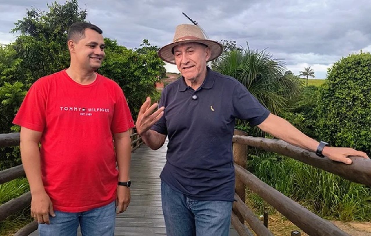 CONFÚCIO MOURA: Prefeito e senador garantem construção unidades habitacionais para Chupinguaia