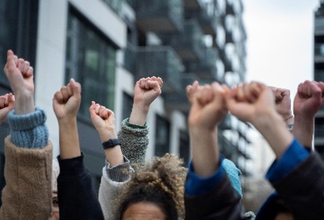 DIREITA E ESQUERDA: Pesquisa revela virada ideológica entre gerações no Brasil