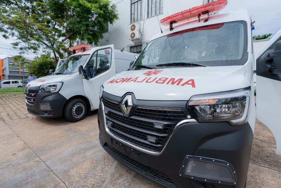 REFORÇO: Prefeitura entrega duas ambulâncias e uma ambulancha para a saúde pública