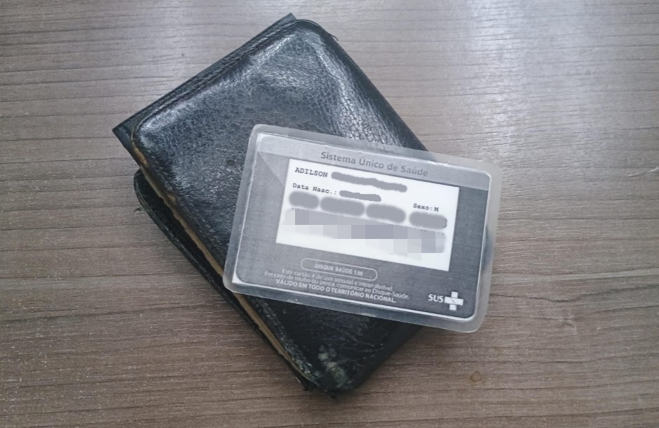 É SUA?: Carteira com documentos pessoais e de moto continua aguardando dono