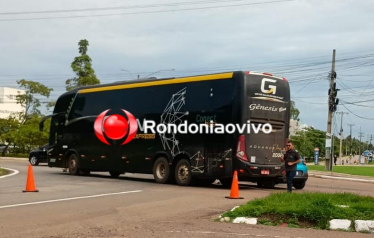 JORGE TEIXEIRA: Batida entre ônibus e carro gera congestionamento