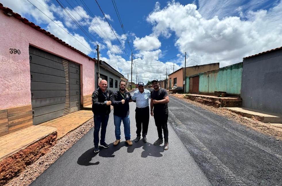 PASTOR EVANILDO: Vereador acompanha avanço do asfaltamento no bairro Monte Sinai