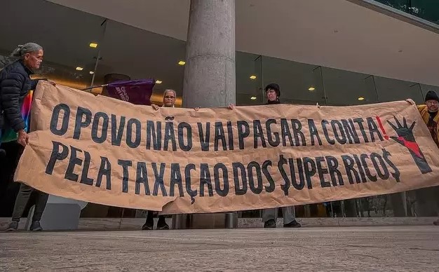Manifestantes invadem prédio do Itaú e pedem por taxação de ricos