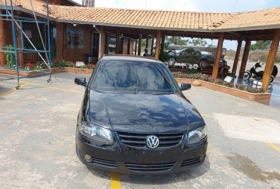 POPULAÇÃO PEGOU: Homem abastece carro furtado, se recusa a pagar e é preso