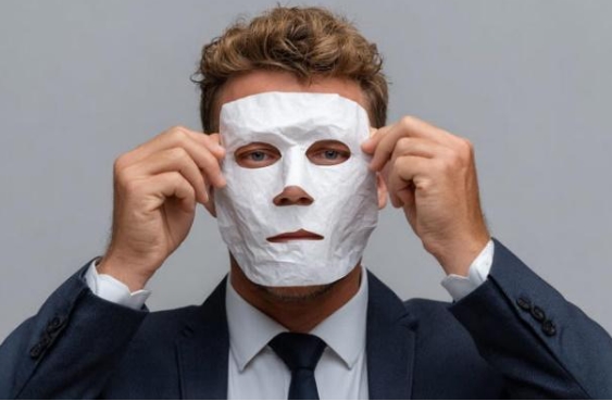 MÁSCARAS SOCIAIS: Como identificar uma pessoa falsa em apenas 3 minutos, segundo a psicologia
