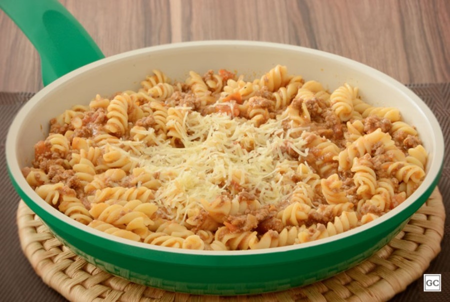 PRÁTICO: Aprenda a fazer um saboroso macarrão de frigideira à bolonhesa