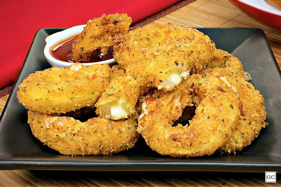 PETISCO: Para um aperitivo fácil, experimente inovar com anéis de cebola e carne seca