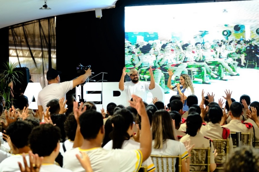 RO RURAL SHOW: Palestra de Libras empolga estudantes durante visita a estande da Alero