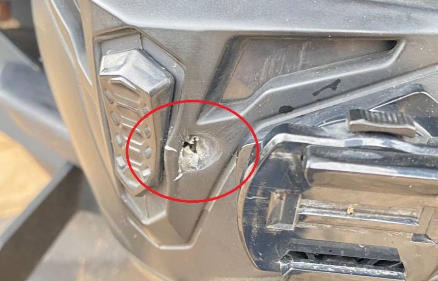 VÍDEO: Mecânico fica no meio de tiroteio e tem capacete atingido por bala