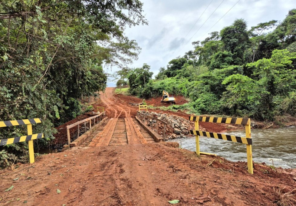 TRAFEGABILIDADE: Governo realiza manutenção na ponte de madeira no Rio Figueira