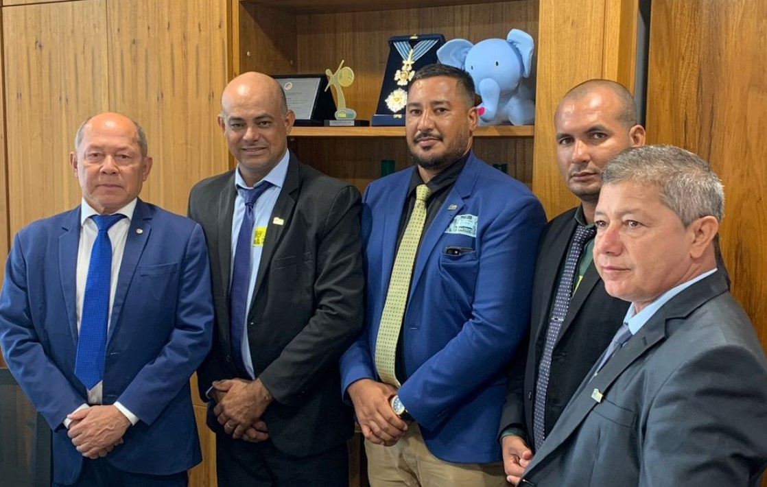 CHRISÓSTOMO: Deputado recebe autoridades de Theobroma e representantes da educação em Brasília
