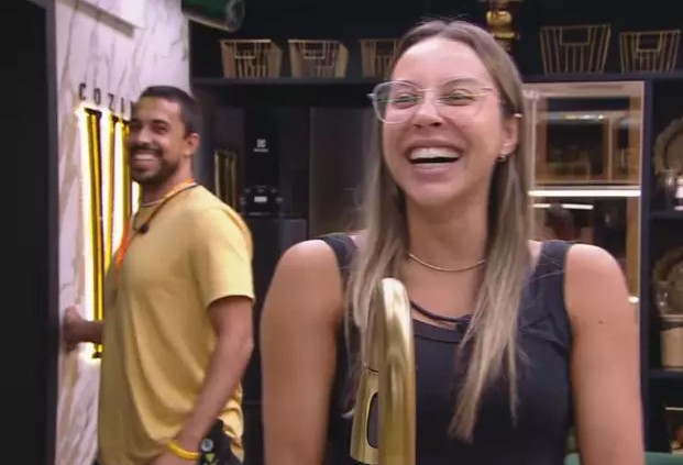 BBB25: Maike e Renata voltam a flertar e falam de 'brincadeira sem fim'
