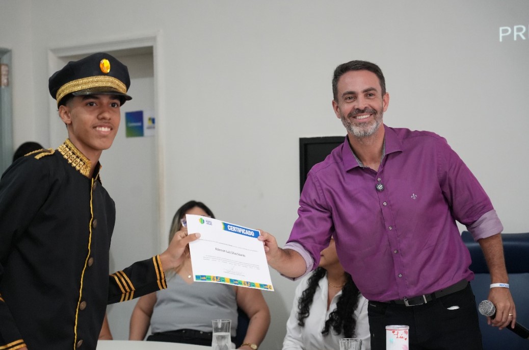 'RESGATANDO O CIVISMO': Banda Musical Laio e alunos da Escola Nações Unidas são homenageados