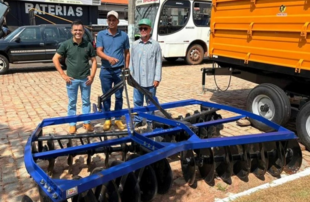 IMPULSO: Semagri de Chupinguaia entrega grade niveladora para a Associação APAL