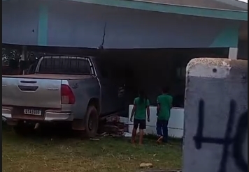 INCIDENTE: Caminhonete da Prefeitura de Cabixi derruba muro de posto de saúde e atinge casa