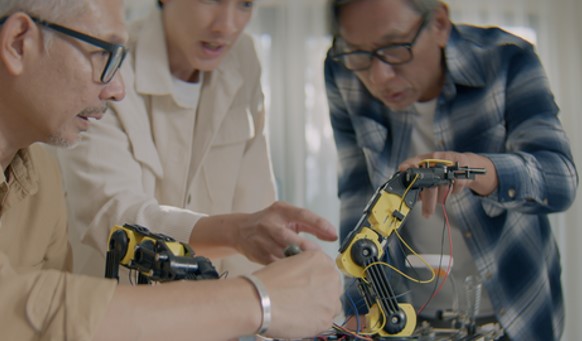 FUNCIONALIDADES: Universidade e Receita transformam materiais apreendidos em robôs educacionais