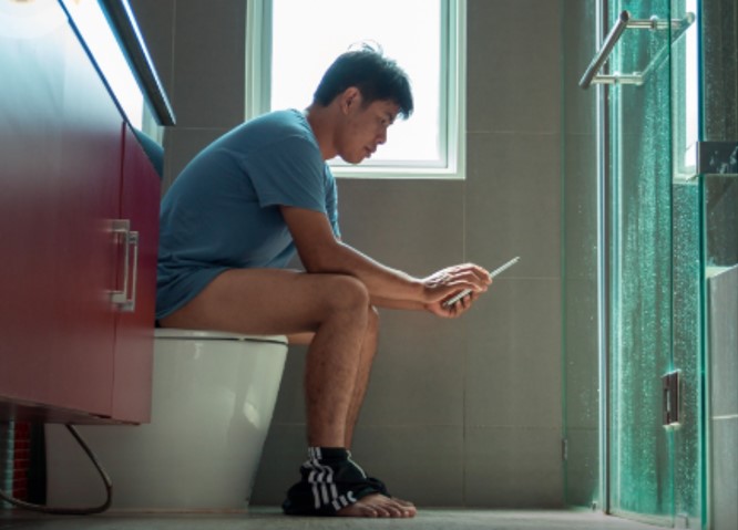 FAZ BEM: Hábito de urinar sentado cresce entre homens na Europa e ganha respaldo