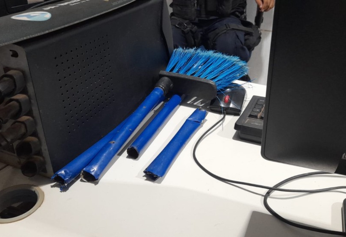 DESCONTROLADO: Marido diz que mulher é 'garota do Job' e quebra vassoura na cabeça dela