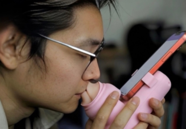 BEIJO PELA INTERNET?: Cientistas criaram um dispositivo que transmite beijos reais entre casais à distância