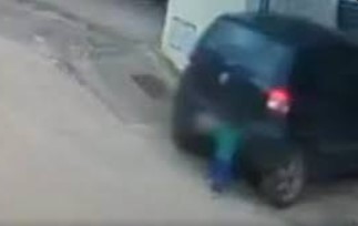 TRAGÉDIA: Criança de 1 ano morre após ser acidentalmente atropelada pelo avô