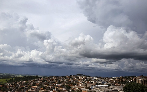CÉU CARREGADO: Sexta-feira Santa será de calor e chuva em RO 