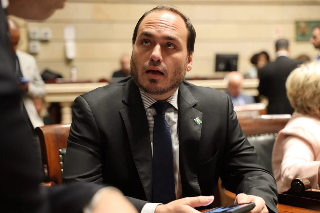 'PAUTA DE ESQUERDA': Carlos Bolsonaro propõe fim de cardápio vegetariano em escolas do Rio